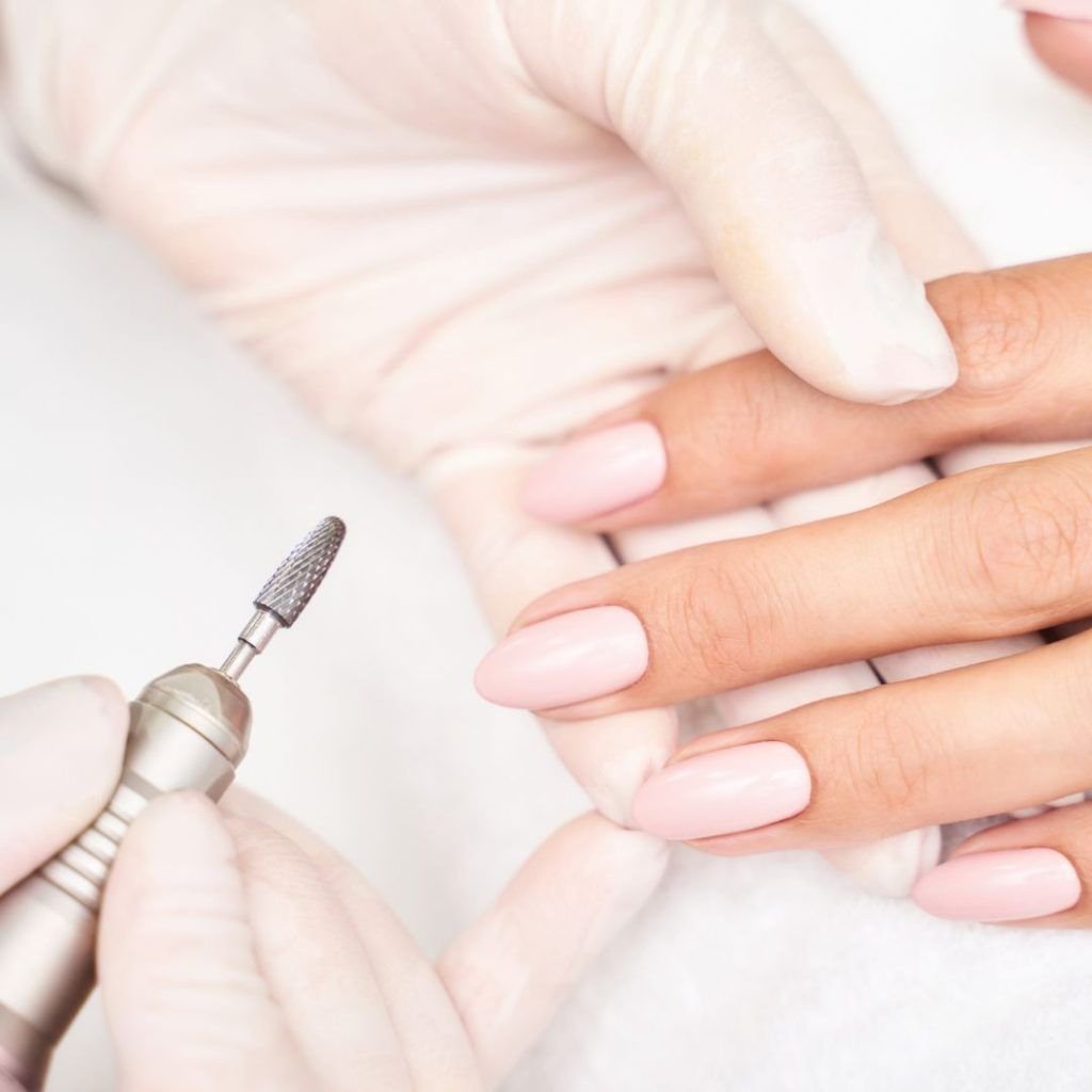 Manicura en peluquería Geovana Cavalheiro de Badajoz