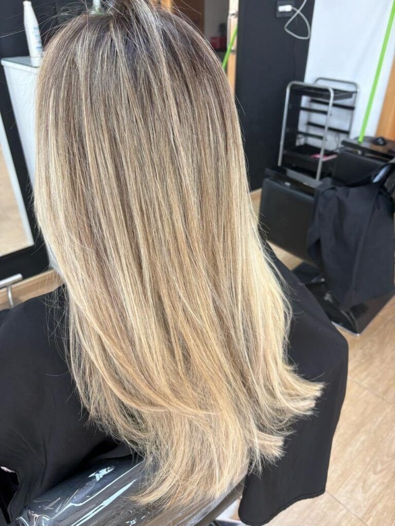 Degradado de castaño a rubio en melena larga, realizado en Peluquería y Estética Geovana Cavalheiro (Badajoz)
