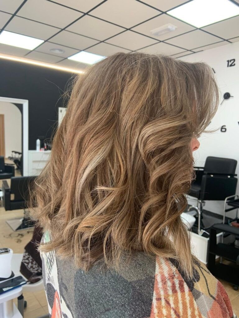 Melena con ondas en tonos caramelo y rubio, realizada en Peluquería y Estética Geovana Cavalheiro (Badajoz)