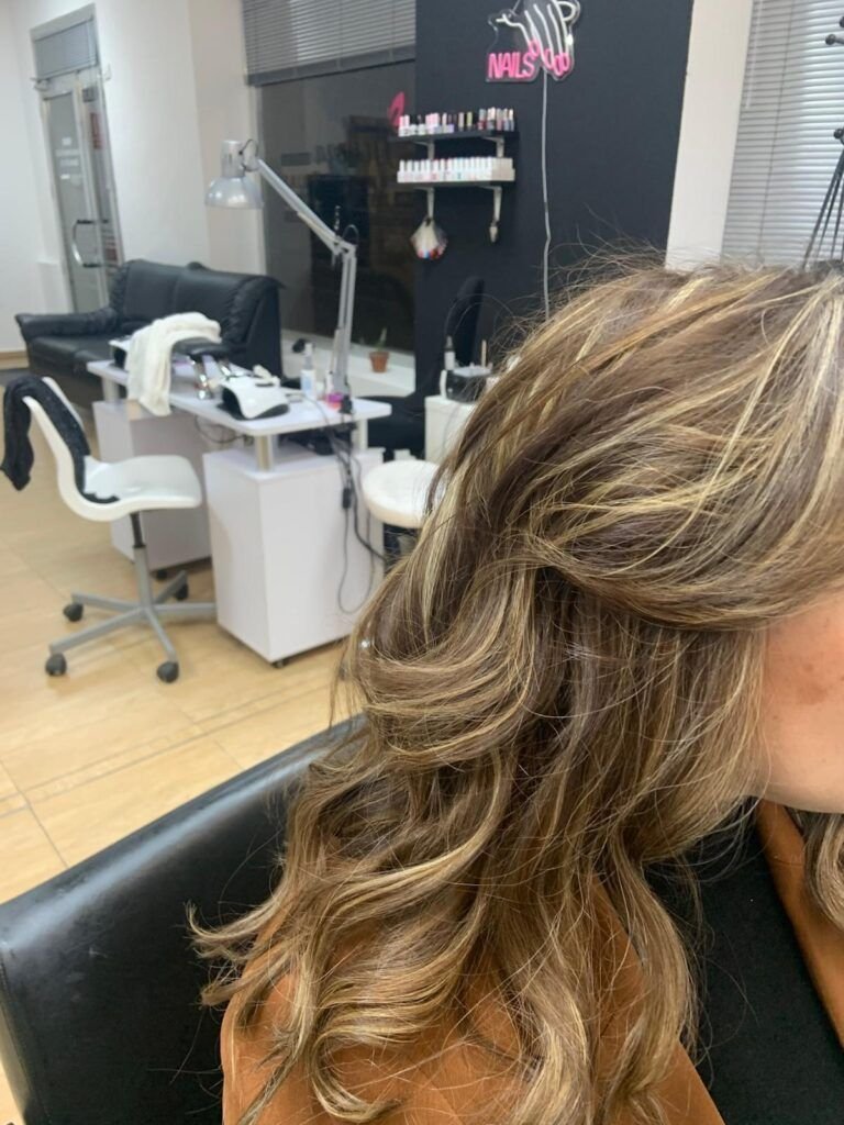 Mechas rubias y caramelo con ondas, realizadas en Peluquería y Estética Geovana Cavalheiro (Badajoz)
