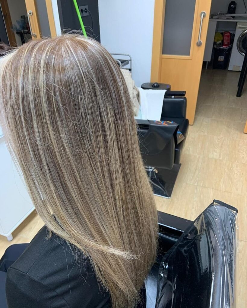 Mechas finas en cabello liso largo, realizadas en Peluquería y Estética Geovana Cavalheiro (Badajoz)