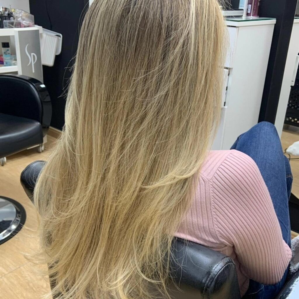Color rubio luminoso en melena larga, realizado en Peluquería y Estética Geovana Cavalheiro (Badajoz)