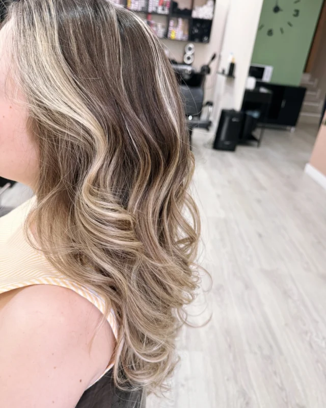 Color rubio ceniza con ondas, realizado en Peluquería y Estética Geovana Cavalheiro (Badajoz)
