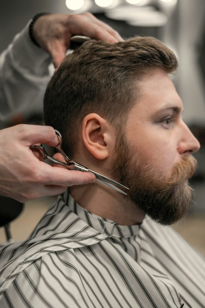 Arreglo y perfilado de barba en barbería de Badajoz